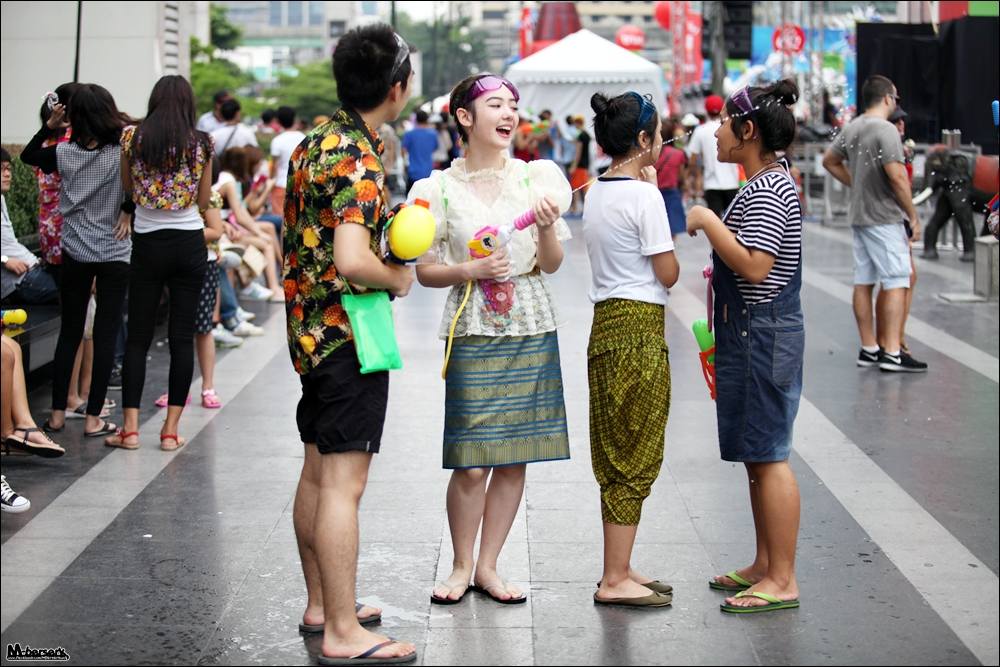 "พลอยชมพู" แต่งชุดไทยเล่นน้ำสงกรานต์ที่สยาม Songkran Festival Thailand 2015