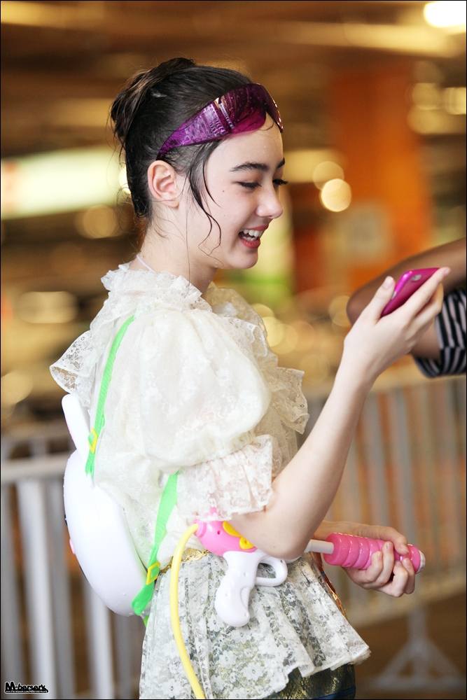 "พลอยชมพู" แต่งชุดไทยเล่นน้ำสงกรานต์ที่สยาม Songkran Festival Thailand 2015