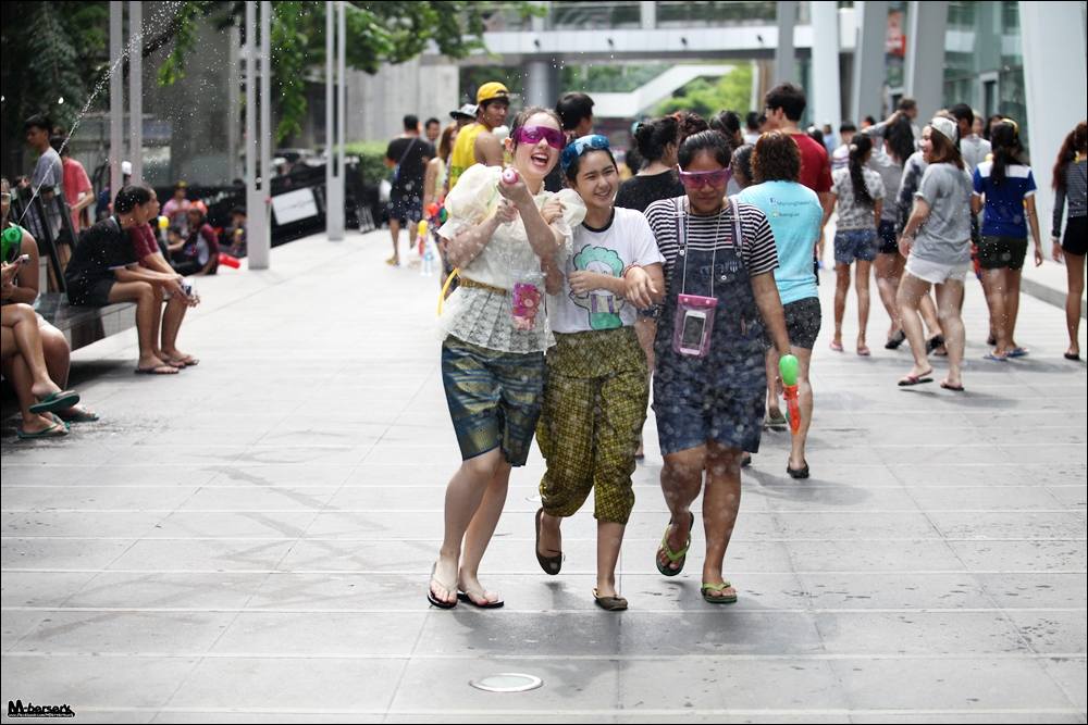 "พลอยชมพู" แต่งชุดไทยเล่นน้ำสงกรานต์ที่สยาม Songkran Festival Thailand 2015