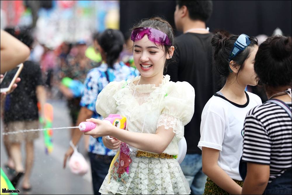 "พลอยชมพู" แต่งชุดไทยเล่นน้ำสงกรานต์ที่สยาม Songkran Festival Thailand 2015