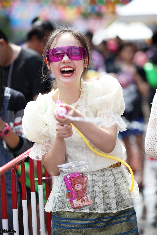 "พลอยชมพู" แต่งชุดไทยเล่นน้ำสงกรานต์ที่สยาม Songkran Festival Thailand 2015