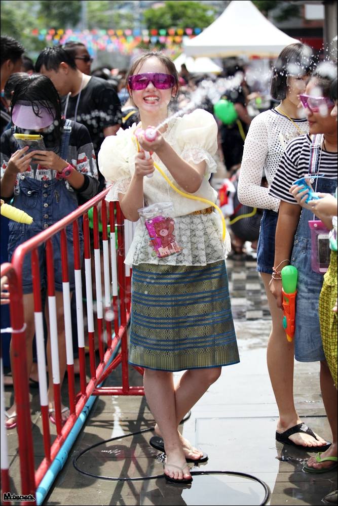 "พลอยชมพู" แต่งชุดไทยเล่นน้ำสงกรานต์ที่สยาม Songkran Festival Thailand 2015