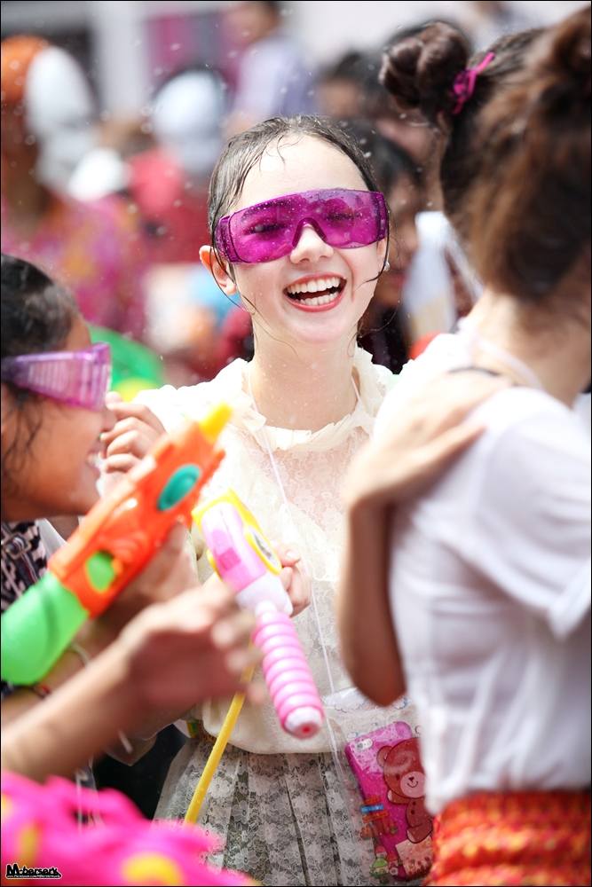 "พลอยชมพู" แต่งชุดไทยเล่นน้ำสงกรานต์ที่สยาม Songkran Festival Thailand 2015