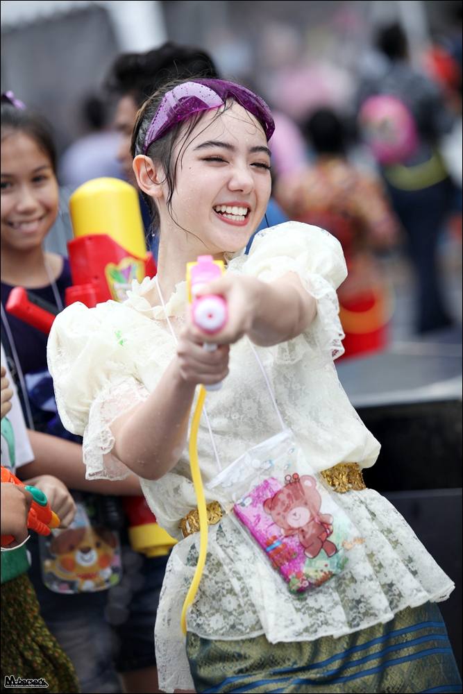 "พลอยชมพู" แต่งชุดไทยเล่นน้ำสงกรานต์ที่สยาม Songkran Festival Thailand 2015