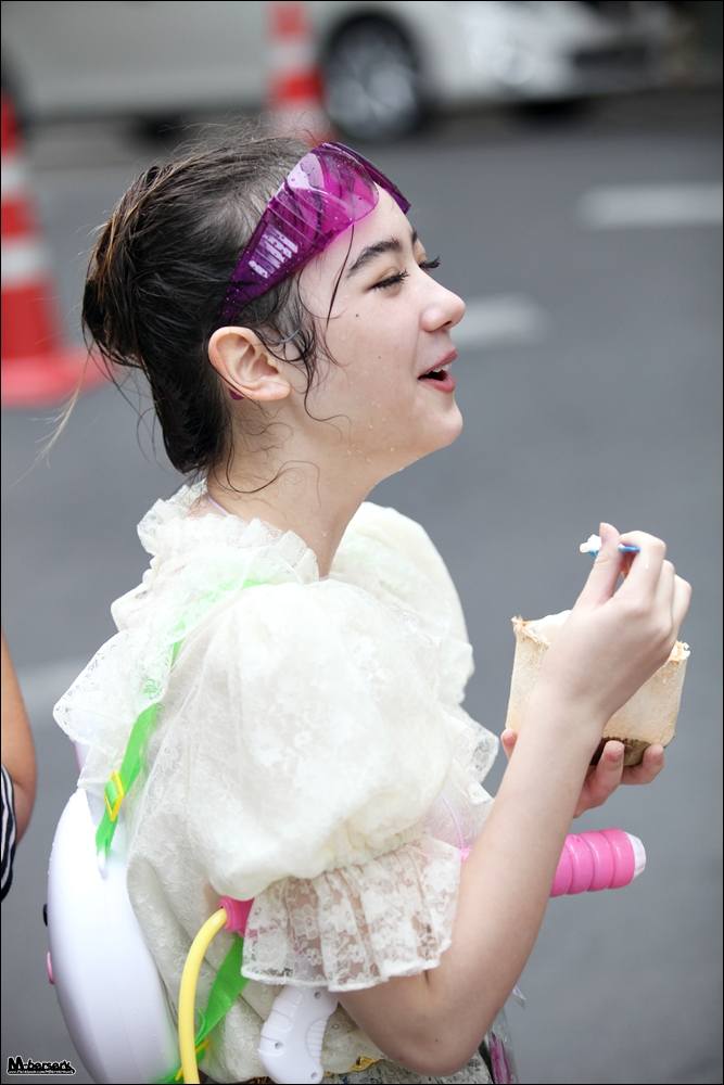 "พลอยชมพู" แต่งชุดไทยเล่นน้ำสงกรานต์ที่สยาม Songkran Festival Thailand 2015