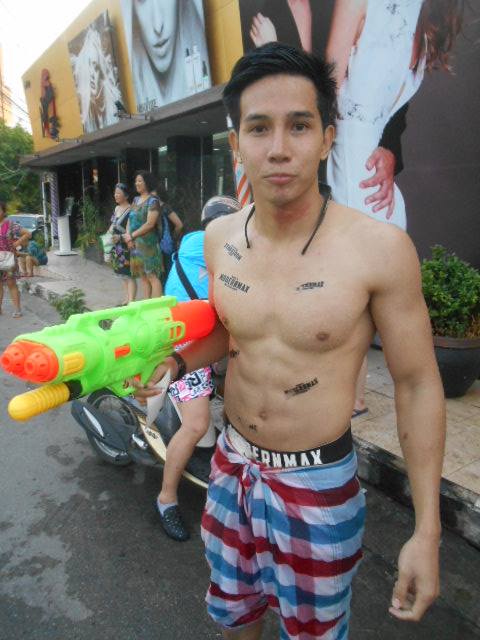 ผู้ชายสงกรานต์+ผ้าขาวม้า