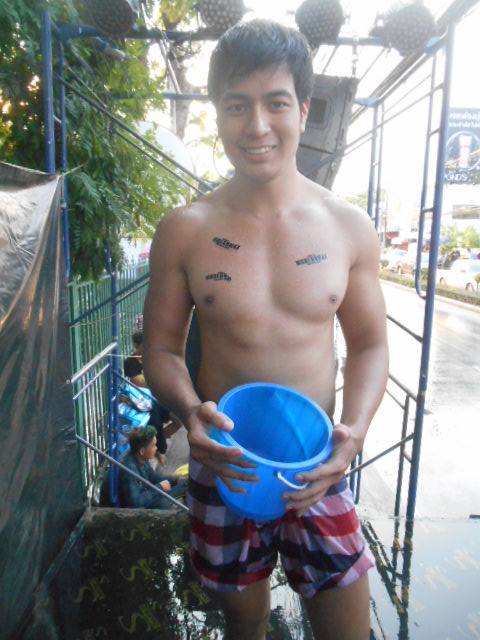 ผู้ชายสงกรานต์+ผ้าขาวม้า