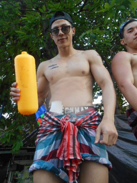 ผู้ชายสงกรานต์+ผ้าขาวม้า
