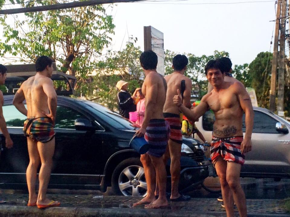 ผู้ชายสงกรานต์+ผ้าขาวม้า