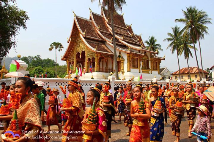 ຂໍສະບາຍດີປີໃໝ່ພີ່ນ້ອງທຸກຄົນກັບ ພາບພິທີແຫ່ນາງສັງຂານທີ່ເມືອງ ຫຼວງພຣະບາງປີ2558