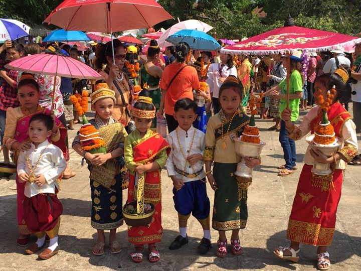 ຂໍສະບາຍດີປີໃໝ່ພີ່ນ້ອງທຸກຄົນກັບ ພາບພິທີແຫ່ນາງສັງຂານທີ່ເມືອງ ຫຼວງພຣະບາງປີ2558