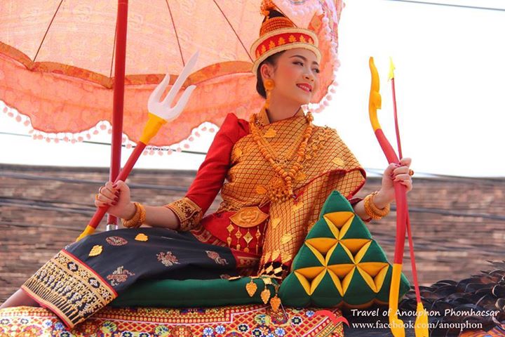 ຂໍສະບາຍດີປີໃໝ່ພີ່ນ້ອງທຸກຄົນກັບ ພາບພິທີແຫ່ນາງສັງຂານທີ່ເມືອງ ຫຼວງພຣະບາງປີ2558