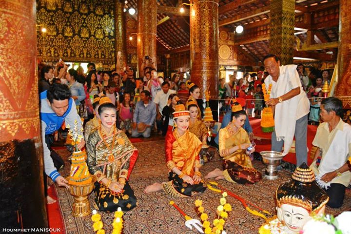 ຂໍສະບາຍດີປີໃໝ່ພີ່ນ້ອງທຸກຄົນກັບ ພາບພິທີແຫ່ນາງສັງຂານທີ່ເມືອງ ຫຼວງພຣະບາງປີ2558
