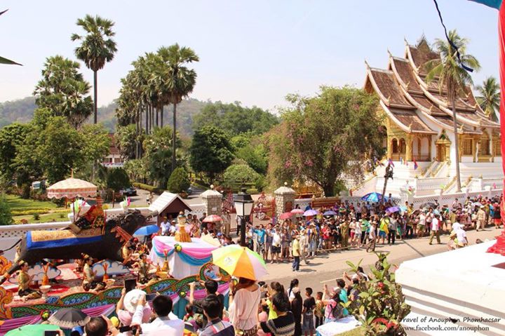 ຂໍສະບາຍດີປີໃໝ່ພີ່ນ້ອງທຸກຄົນກັບ ພາບພິທີແຫ່ນາງສັງຂານທີ່ເມືອງ ຫຼວງພຣະບາງປີ2558