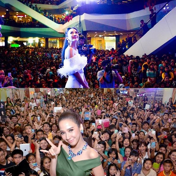 "อั้ม พัชราภา" รับรางวัล Thailand Zocial Awards 2015 ด้วยยอดอินสตาเเกรมติดตามกว่า 3.7 ล้านกว่ามากที่สุดในประเทศไทย เเต่งานนี้ผู้จัดการคนดัง "เอ ศุภชัย" มาขึ้นรับเเทนเพราะสาวอั้มติดถ่ายเเบบ!!