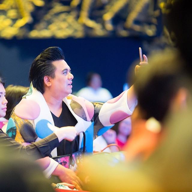 "อั้ม พัชราภา" รับรางวัล Thailand Zocial Awards 2015 ด้วยยอดอินสตาเเกรมติดตามกว่า 3.7 ล้านกว่ามากที่สุดในประเทศไทย เเต่งานนี้ผู้จัดการคนดัง "เอ ศุภชัย" มาขึ้นรับเเทนเพราะสาวอั้มติดถ่ายเเบบ!!