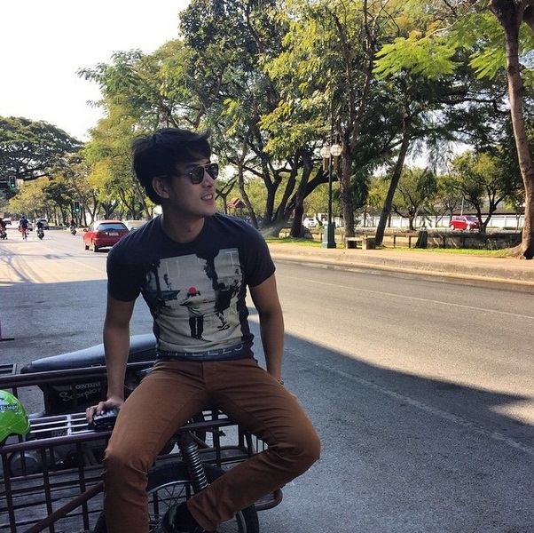แมนๆ เตะบอลกันครัช