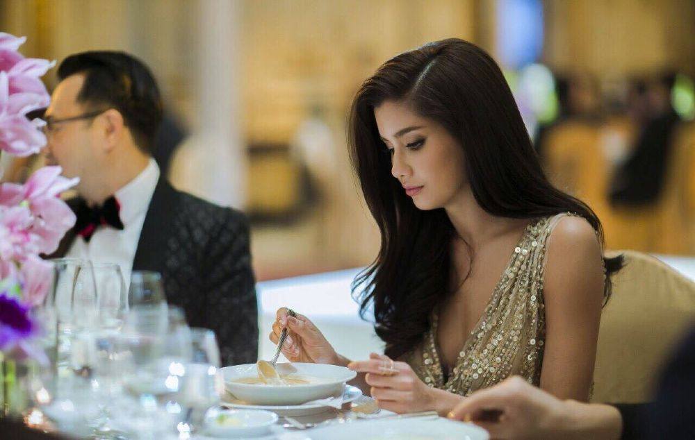 ปู-ไปรยา ในชุดจากแบรนด์ Jenny Packham ขณะไปร่วมงาน VOGUE Thailand Gala