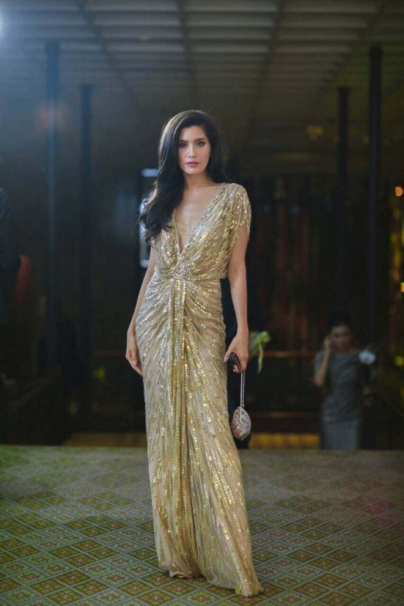 ปู-ไปรยา ในชุดจากแบรนด์ Jenny Packham ขณะไปร่วมงาน VOGUE Thailand Gala