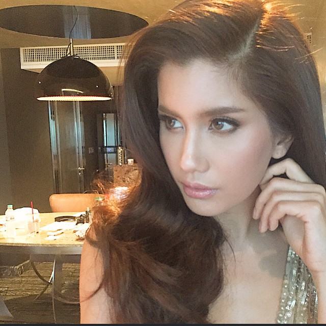 ปู-ไปรยา ในชุดจากแบรนด์ Jenny Packham ขณะไปร่วมงาน VOGUE Thailand Gala