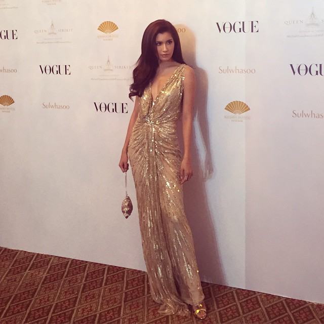 ปู-ไปรยา ในชุดจากแบรนด์ Jenny Packham ขณะไปร่วมงาน VOGUE Thailand Gala