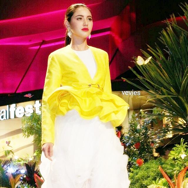 "ใหม่ ดาวิกา โฮร์เน่" ดาวฮอตมาเเรงวิกหมอชิต ในงานแฟชั่นโชว์สุดอลังการ เซ็นทรัลเชียงใหม่!!