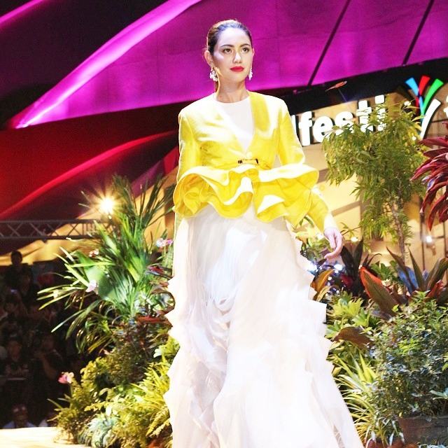 "ใหม่ ดาวิกา โฮร์เน่" ดาวฮอตมาเเรงวิกหมอชิต ในงานแฟชั่นโชว์สุดอลังการ เซ็นทรัลเชียงใหม่!!