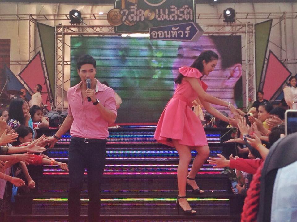 ถนนขอนเเก่นโล่ง เเต่ลานหน้าห้าง บ้านแอนด์บียอน เเทบเเตก ช่อง 7 จัดเต็มนำทีมนักเเสดงคับคั่งในครั้งแรกกับ “7 สีคอนเสิร์ต ออนทัวร์” เเบบถึงใจ ถึงอารมณ์ ถึงถิ่นอีสาน!!