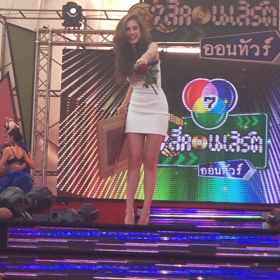 ถนนขอนเเก่นโล่ง เเต่ลานหน้าห้าง บ้านแอนด์บียอน เเทบเเตก ช่อง 7 จัดเต็มนำทีมนักเเสดงคับคั่งในครั้งแรกกับ “7 สีคอนเสิร์ต ออนทัวร์” เเบบถึงใจ ถึงอารมณ์ ถึงถิ่นอีสาน!!