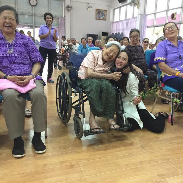 "อั้ม พัชราภา" นำทีมเหล่า oks_the_great มาเยี่ยมคุณตาคุณยายที่บ้านพักคนชราบางแค เป็นนางฟ้าซุปตาร์ที่สวยทั้งกายทั้งใจจริงๆ สมแล้วที่ยังค้างฟ้า เป็นนางพญาแห่งวงการบันเทิง!!