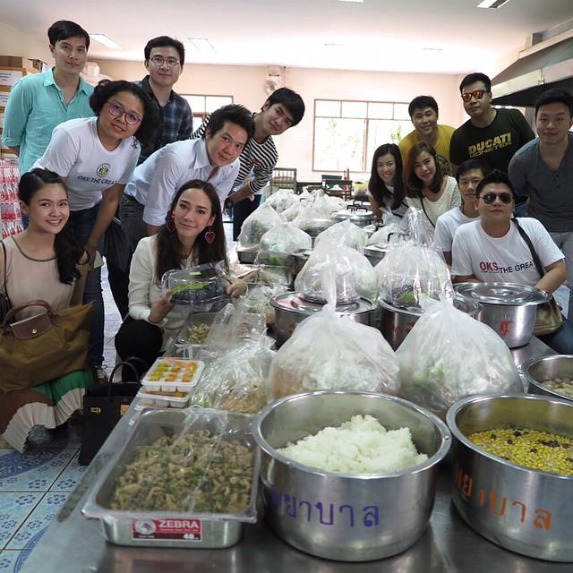 "อั้ม พัชราภา" นำทีมเหล่า oks_the_great มาเยี่ยมคุณตาคุณยายที่บ้านพักคนชราบางแค เป็นนางฟ้าซุปตาร์ที่สวยทั้งกายทั้งใจจริงๆ สมแล้วที่ยังค้างฟ้า เป็นนางพญาแห่งวงการบันเทิง!!