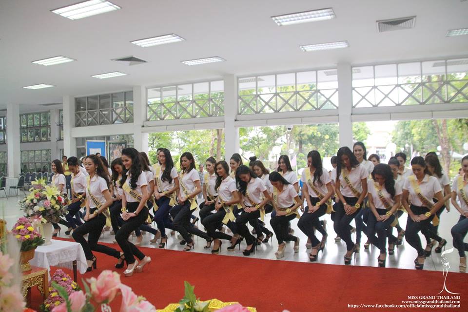 ผู้เข้าประกวด Miss Grand Thailand 2015 ถวายพระพร พระบาทสมเด็จพระเจ้าอยู่หัว ที่โรงพยาบาลศิริราช