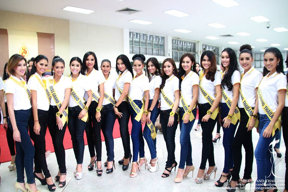 ผู้เข้าประกวด Miss Grand Thailand 2015 ถวายพระพร พระบาทสมเด็จพระเจ้าอยู่หัว ที่โรงพยาบาลศิริราช