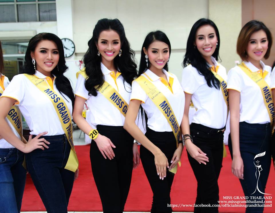 ผู้เข้าประกวด Miss Grand Thailand 2015 ถวายพระพร พระบาทสมเด็จพระเจ้าอยู่หัว ที่โรงพยาบาลศิริราช