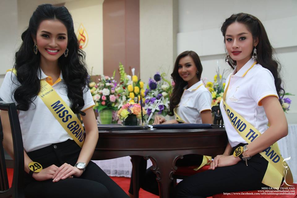 ผู้เข้าประกวด Miss Grand Thailand 2015 ถวายพระพร พระบาทสมเด็จพระเจ้าอยู่หัว ที่โรงพยาบาลศิริราช