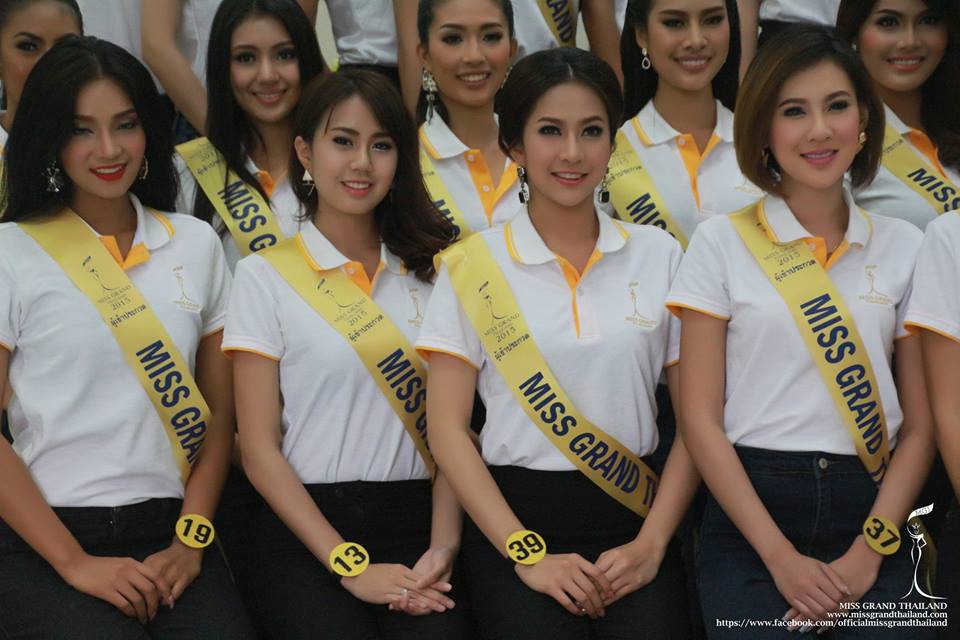 ผู้เข้าประกวด Miss Grand Thailand 2015 ถวายพระพร พระบาทสมเด็จพระเจ้าอยู่หัว ที่โรงพยาบาลศิริราช
