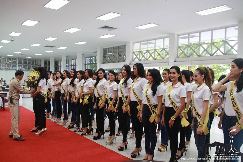 ผู้เข้าประกวด Miss Grand Thailand 2015 ถวายพระพร พระบาทสมเด็จพระเจ้าอยู่หัว ที่โรงพยาบาลศิริราช