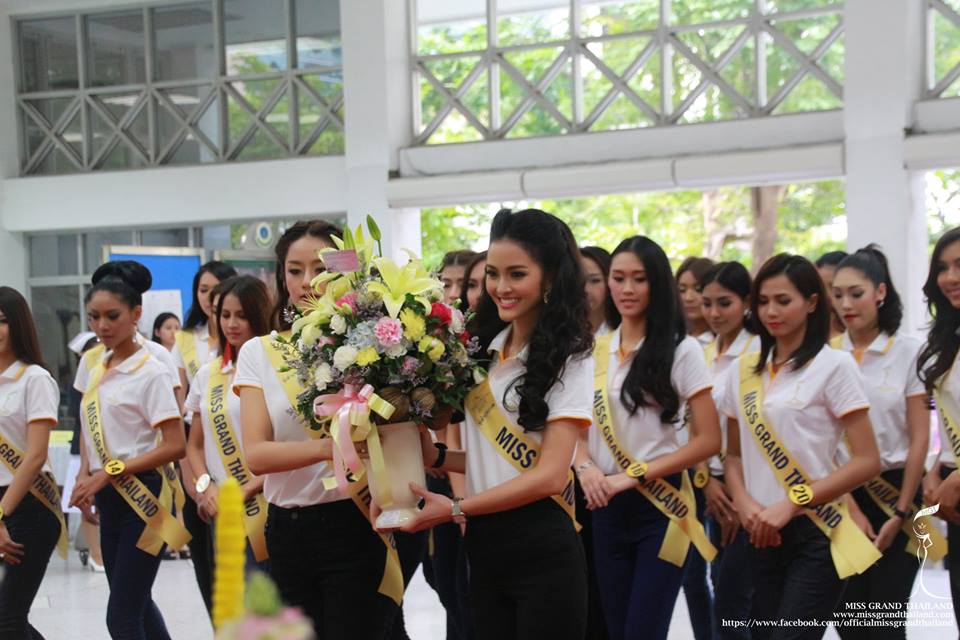 ผู้เข้าประกวด Miss Grand Thailand 2015 ถวายพระพร พระบาทสมเด็จพระเจ้าอยู่หัว ที่โรงพยาบาลศิริราช