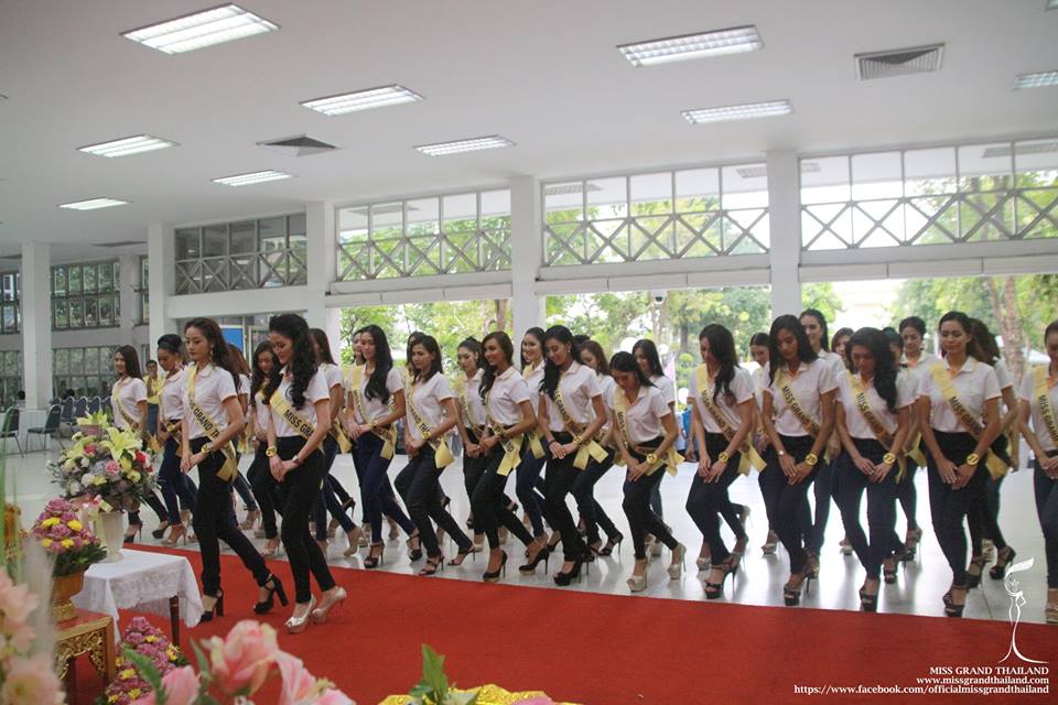 ผู้เข้าประกวด Miss Grand Thailand 2015 ถวายพระพร พระบาทสมเด็จพระเจ้าอยู่หัว ที่โรงพยาบาลศิริราช