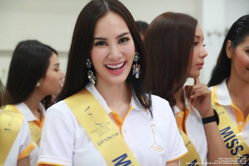 ผู้เข้าประกวด Miss Grand Thailand 2015 ถวายพระพร พระบาทสมเด็จพระเจ้าอยู่หัว ที่โรงพยาบาลศิริราช