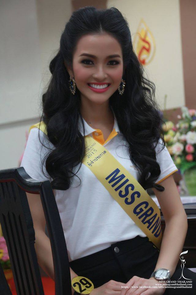 ผู้เข้าประกวด Miss Grand Thailand 2015 ถวายพระพร พระบาทสมเด็จพระเจ้าอยู่หัว ที่โรงพยาบาลศิริราช