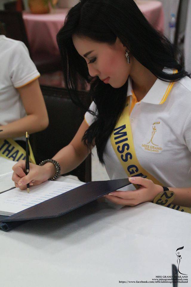ผู้เข้าประกวด Miss Grand Thailand 2015 ถวายพระพร พระบาทสมเด็จพระเจ้าอยู่หัว ที่โรงพยาบาลศิริราช