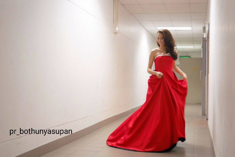 "โบ ธัญญะสุภางค์" มาในลุคสีเเดงสด ในงานคมชัดลึกครั้งที่ 12