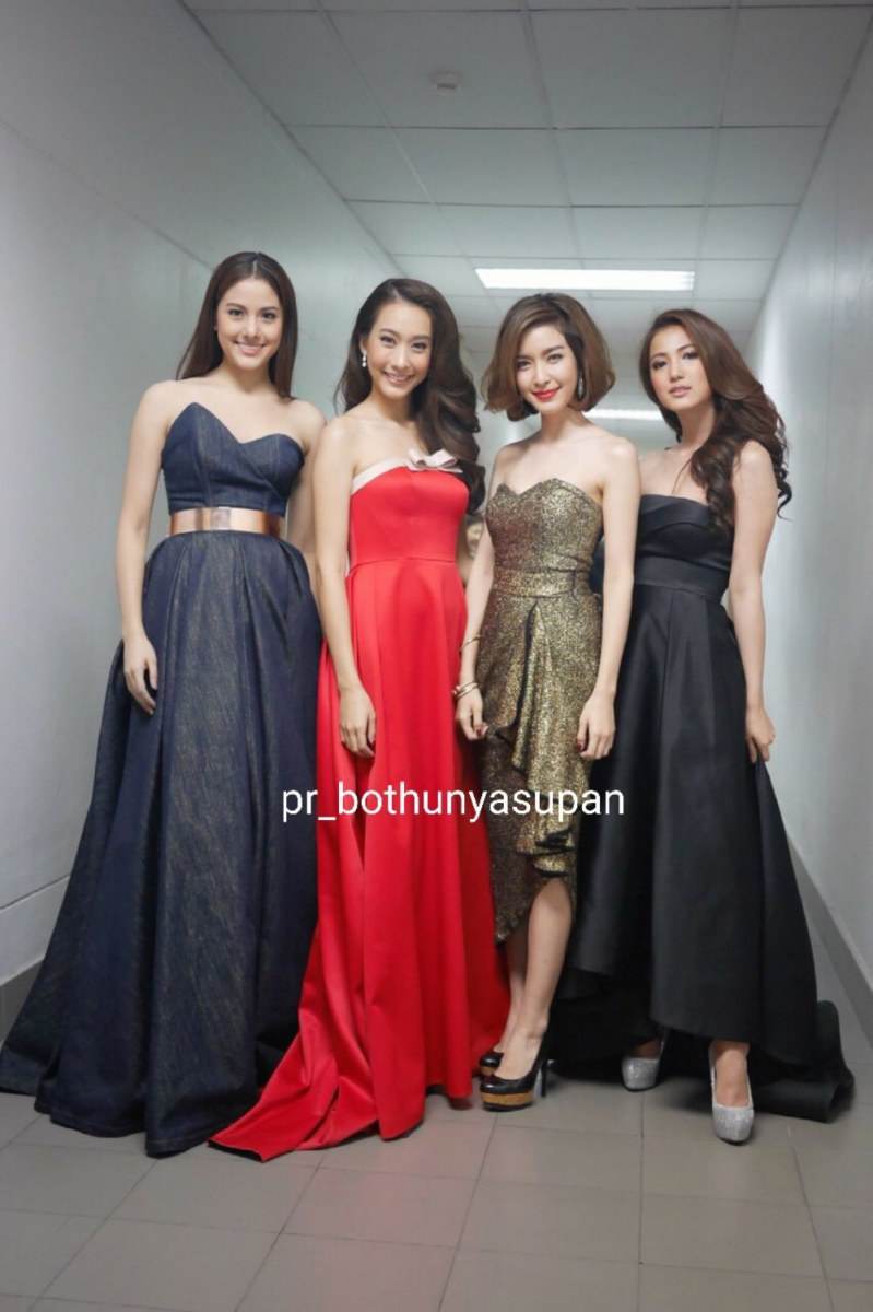 "โบ ธัญญะสุภางค์" มาในลุคสีเเดงสด ในงานคมชัดลึกครั้งที่ 12