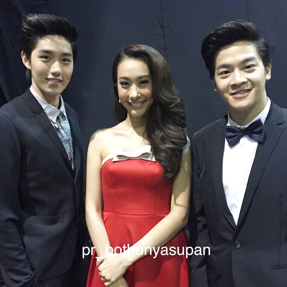 "โบ ธัญญะสุภางค์" มาในลุคสีเเดงสด ในงานคมชัดลึกครั้งที่ 12