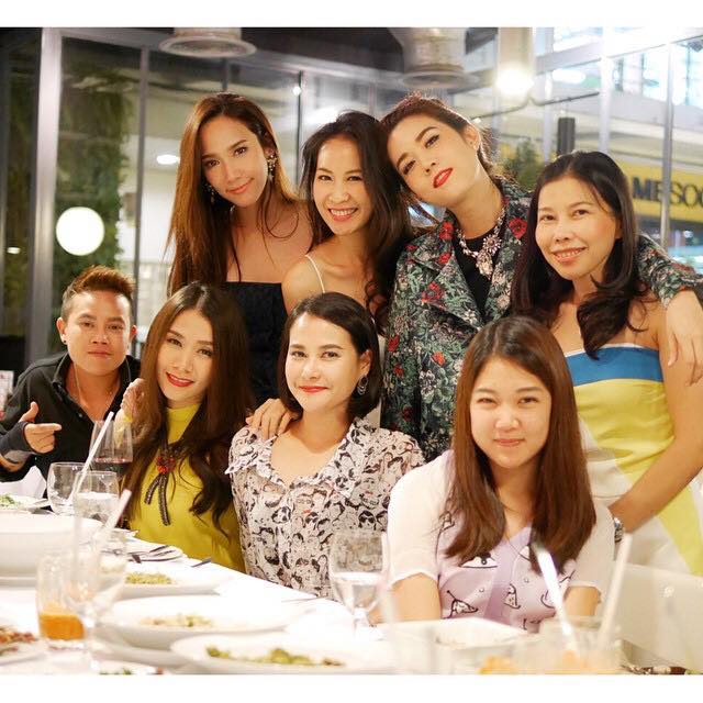ซุปตาร์สาว "อั้ม พัชราภา" กับแก๊งค์เพื่อนสาว!!