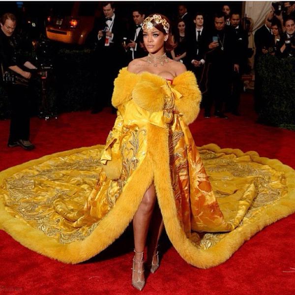 ชุด Rihanna บนพรมแดงงาน MET Gala 2015 อลังการงานสร้าง