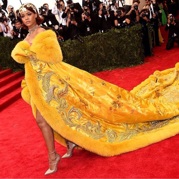 ชุด Rihanna บนพรมแดงงาน MET Gala 2015 อลังการงานสร้าง
