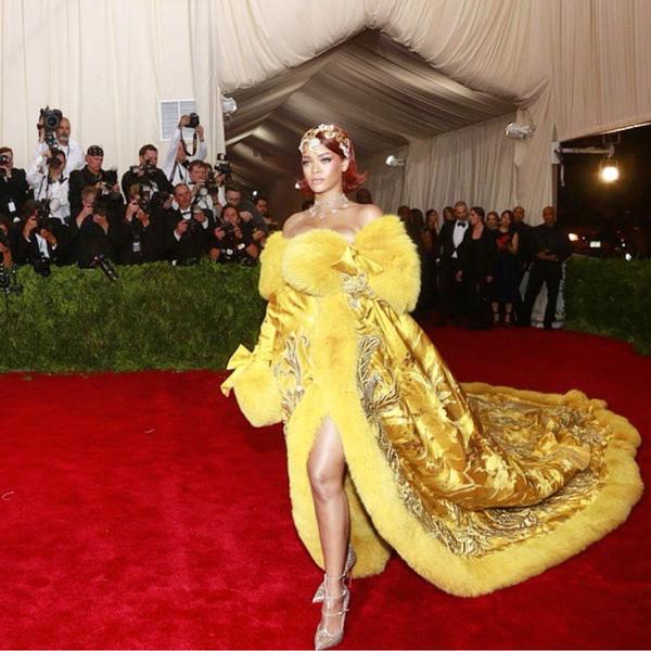 ชุด Rihanna บนพรมแดงงาน MET Gala 2015 อลังการงานสร้าง