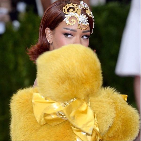 ชุด Rihanna บนพรมแดงงาน MET Gala 2015 อลังการงานสร้าง